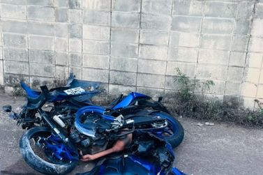Jovem de 22 anos sofre grave acidente de moto na Avenida Adib Chaib