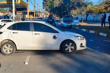 Motorista capota carro e minutos depois outro ve&iacute;culo bate no mesmo local