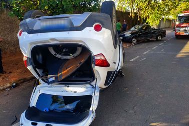 Motorista capota HB20 ap&oacute;s atingir dois ve&iacute;culos na Avenida Juscelino Kubitschek