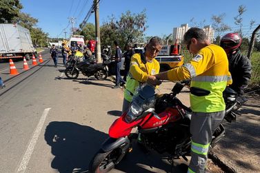 Renovias instala 300 antenas corta-pipa em a&ccedil;&atilde;o para motociclistas em Mogi Gua&ccedil;u