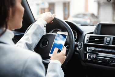 Usar celular ao volante pode render tr&ecirc;s tipos de multa; veja as diferen&ccedil;as