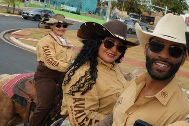 Duas mogimirianas participam de cavalgada com Gusttavo Lima em Barretos