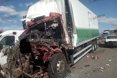 Engavetamento com ambul&acirc;ncia e carretas mata um e fere quatro na SP-340
