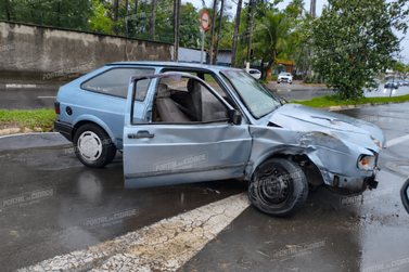 Gol bate em &aacute;rvore na Avenida Adib Chaib durante chuva em Mogi Mirim