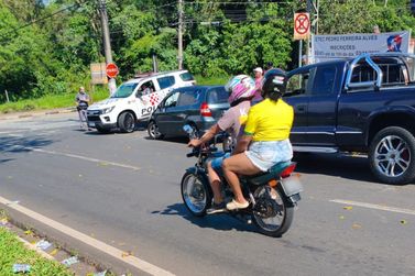Adolescente &eacute; flagrada distribuindo material eleitoral e teria recebido R$ 100