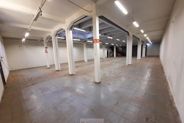 Sal&atilde;o Comercial para alugar - 777m&sup2; - Centro