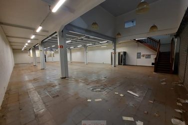 Sal&atilde;o Comercial para alugar - 777m&sup2; - Centro