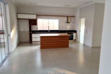 Casa &agrave; venda - 350m&sup2; - Centro