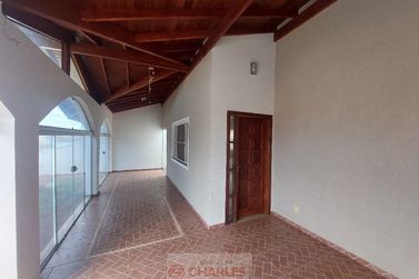 Casa para alugar - 240m&sup2; - Centro