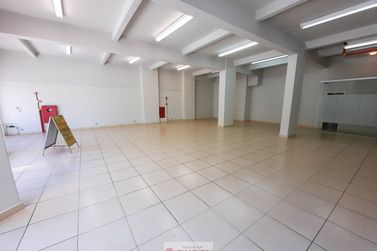 Sal&atilde;o Comercial &agrave; venda - 180m&sup2; - Centro