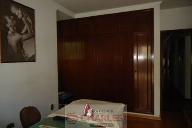 Casa &agrave; venda - 330m&sup2; - Centro