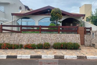 Casa &agrave; venda - 240m&sup2; - Centro