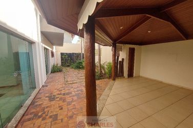 Casa &agrave; venda - 350m&sup2; - Centro