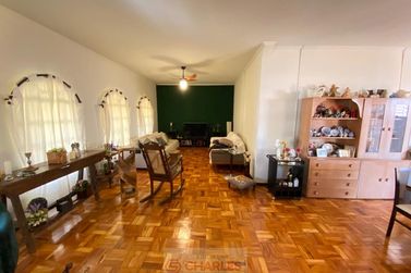 Casa &agrave; venda - 261m&sup2; - Centro