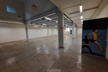 Sal&atilde;o Comercial para alugar - 777m&sup2; - Centro