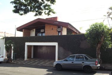 Casa &agrave; venda - 376m&sup2; - Centro