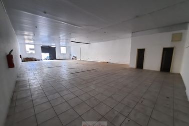 Sal&atilde;o Comercial para alugar - 335m&sup2; - Centro