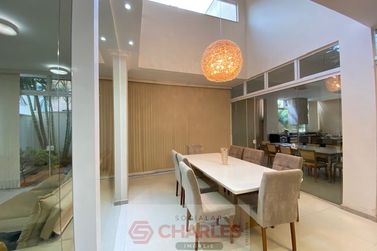 Casa &agrave; venda - 369m&sup2; - Centro