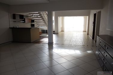 Casa &agrave; venda - 309m&sup2; - Centro