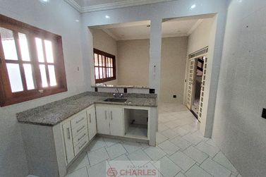 Casa para alugar - 200m&sup2; - Centro