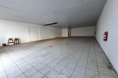 Sal&atilde;o Comercial para alugar - 335m&sup2; - Centro