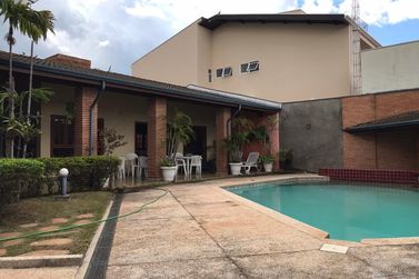 Casa &agrave; venda - 410m&sup2; - Centro