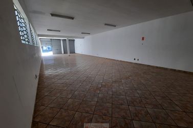 Sal&atilde;o Comercial para alugar - 200m&sup2; - Centro