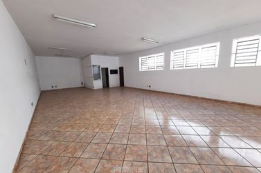 Sal&atilde;o Comercial para alugar - 200m&sup2; - Centro