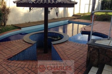 Casa &agrave; venda - 800m&sup2; - Centro
