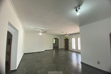 Casa &agrave; venda - 293m&sup2; - Centro
