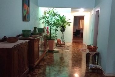 Casa &agrave; venda - 400m&sup2; - Centro