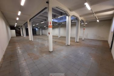 Sal&atilde;o Comercial para alugar - 777m&sup2; - Centro