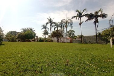 S&iacute;tio para alugar - 320m&sup2; - Centro