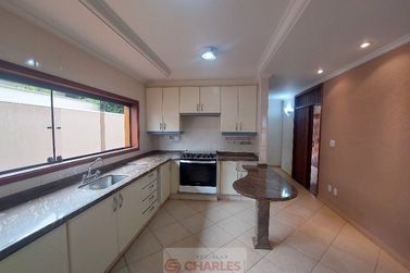 Casa para alugar - 360m&sup2; - Centro