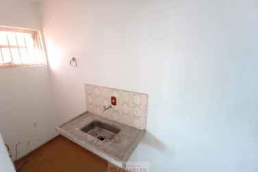 Sal&atilde;o Comercial para alugar - 180m&sup2; - Centro