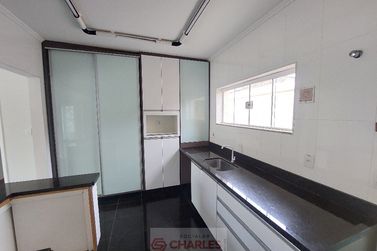 Casa para alugar - 340m&sup2; - Centro