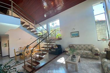 Casa &agrave; venda - 325m&sup2; - Centro