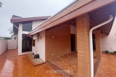 Casa para alugar - 360m&sup2; - Centro
