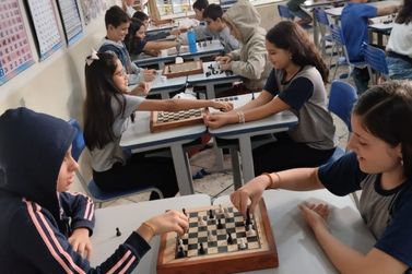 Projeto de xadrez é iniciado em escolas de Juruaia