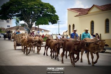 Famílias participam do tradicional Desfile de Carro de Boi em Nova Resende