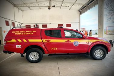 Pelot&atilde;o de Bombeiros de Guaxup&eacute; recebe nova viatura do Deputado Emidinho Madeira