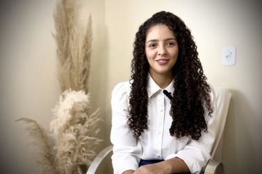A arte de real&ccedil;ar a beleza natural atrav&eacute;s do design de sobrancelhas