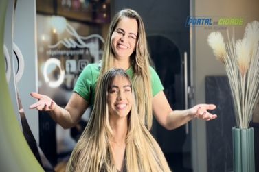 Cabeleireira realiza mechas Vanilla com repara&ccedil;&atilde;o e visual iluminado