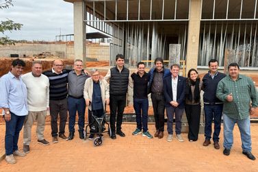 Secret&aacute;rio F&aacute;bio Baccheretti avalia cirurgia rob&oacute;tica na Santa Casa de Passos
