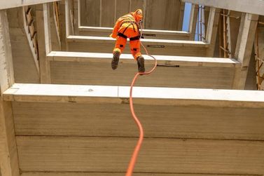 Bombeiros de Guaxup&eacute; realizam treinamento pr&aacute;tico de rapel estrat&eacute;gico