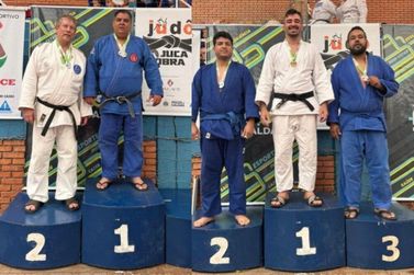 Mestres da supera&ccedil;&atilde;o: professores de jud&ocirc; inspiram alunos em torneio regional