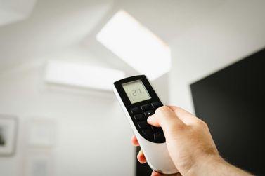 Conta de luz pode reduzir com h&aacute;bitos simples dentro de casa, orienta cia energ&eacute;tica