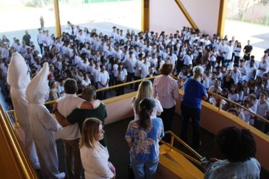 Vacina&ccedil;&atilde;o nas escolas mobiliza mais de mil alunos em Passos no Dia D da campanha