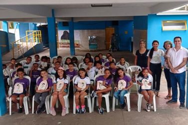 Alunos de Igaratinga e Juatuba recebem kit escolar do Procon Mirim