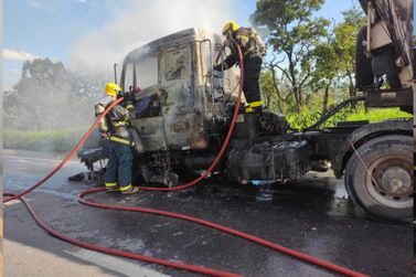 Carreta pega fogo em rodovia de Formiga; cabine ficou completamente destruída